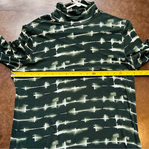 Hudson North- Green and White abstract Turtleneck- size large - Picture 6 of 12